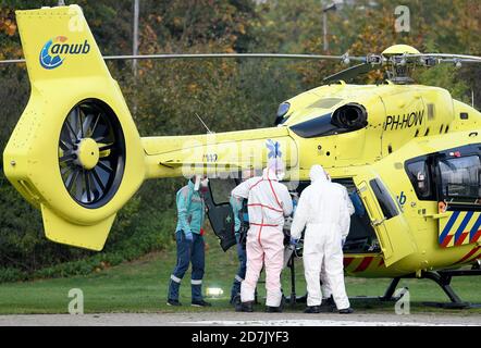23 octobre 2020, Rhénanie-du-Nord-Westphalie, Münster : un hélicoptère des pays-Bas transporte un patient corona à l'hôpital universitaire de Münster. Le transfert vise à réduire la pression exercée sur les unités de soins intensifs aux pays-Bas. Les pays-Bas sont l'un des pays les plus touchés d'Europe. Photo : Caroline Seidel/dpa Banque D'Images