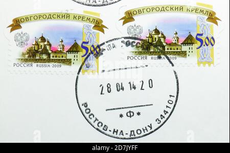 MOSCOU, RUSSIE - 11 MARS 2020 : deux timbres-poste imprimés en Russie avec le timbre de Rostov-sur-le-Don montre Novgorod Kremlin, série, vers 2009 Banque D'Images