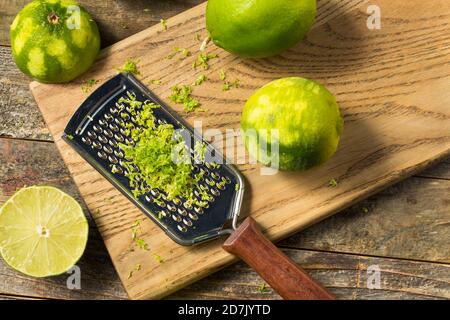 Zeste de citron vert biologique cru prêt à cuire avec Banque D'Images