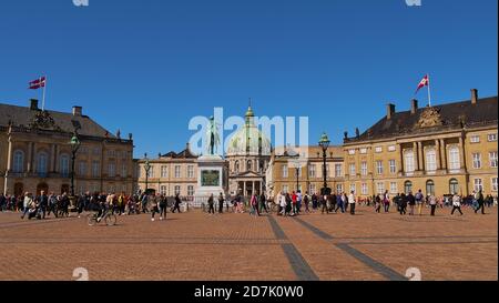 Copenhague, Danemark - 04/29/2019: Touristes sur place avec statue équestre devant le château royal d'Amalienborg avec église Frederiks Kirke. Banque D'Images