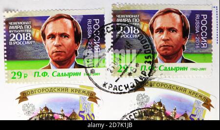 MOSCOU, RUSSIE - 11 MARS 2020 : deux timbres-poste imprimés en Russie avec le timbre de Krasnodar montre Pavel Fyodorovich Sadyrin (1942–2001), FIFA World Banque D'Images