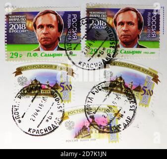 MOSCOU, RUSSIE - 11 MARS 2020 : deux timbres-poste imprimés en Russie avec le timbre de Krasnodar montre Pavel Fyodorovich Sadyrin (1942–2001), FIFA World Banque D'Images