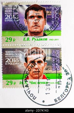 MOSCOU, RUSSIE - 11 MARS 2020 : deux timbres-poste imprimés en Russie avec le timbre de Belgorod montre I. Chislenko (1939–1994), E. Rudakov (1942–2011), F Banque D'Images