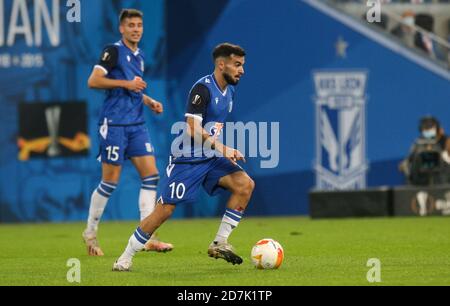 Stade de Poznan, Poznan, Pologne. 22 octobre 2020. Europa League football, Lech Poznan versus Benfica; Jakub Moder (Lech), sous-porté par Dani Ramirez Credit: Action plus Sports/Alay Live News Banque D'Images