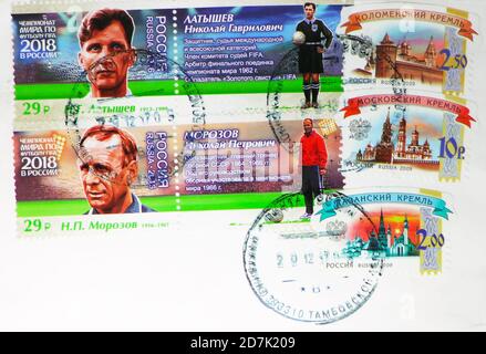 MOSCOU, RUSSIE - 11 MARS 2020: Timbre-poste imprimé en Russie avec timbre d'Inzhavino montre Latyshev Nikolay (1913-1999) et Morozov Nikolai (1916- Banque D'Images