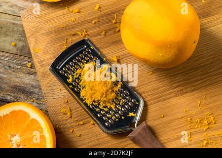 Zeste d'orange biologique cru prêt à cuire avec Banque D'Images