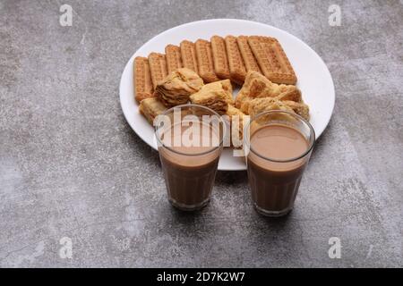 coupage de masala chai ou de thé servi avec une pâte feuilletée/kari et des biscuits. Banque D'Images
