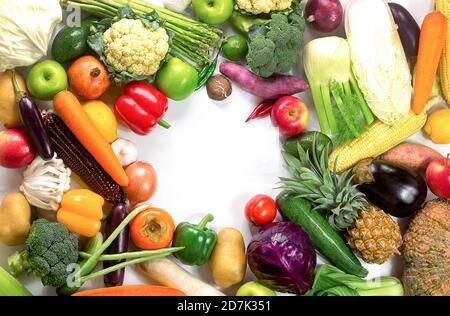 Légumes frais et fruits isolés sur fond blanc avec espace de copie, fruits et légumes colorés, manger propre, légumes et fruits fond, Banque D'Images