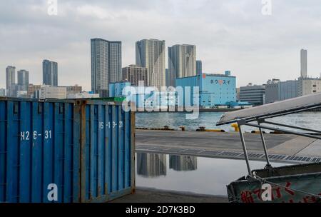 De nombreux bâtiments résidentiels de grande hauteur se trouvent dans le quartier de Toyosu Tokyo, au Japon. Banque D'Images