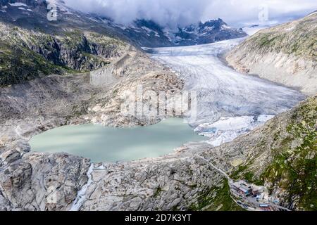 Tir de drone de fonte du glacier du Rhône, lac glaciaire, origine du Rhône, Suisse. Banque D'Images