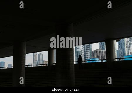 De nombreux bâtiments résidentiels de grande hauteur se trouvent dans le quartier de Toyosu Tokyo, au Japon. Banque D'Images