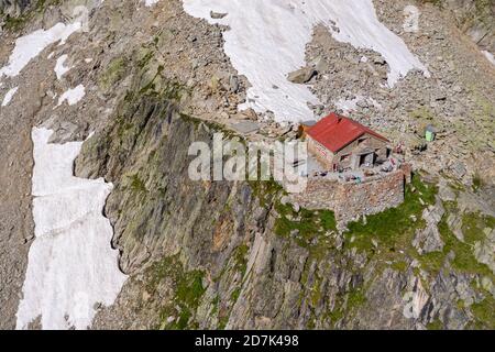 Vue aérienne de la cabane de montagne Cabane de l'A Neuve, située sur une formation rocheuse escarpée, près de la Fouly, Val de Ferret, Suisse Banque D'Images