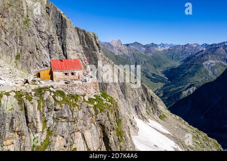 Vue aérienne de la cabane de montagne Cabane de l'A Neuve, située sur une formation rocheuse escarpée, près de la Fouly, Val de Ferret, Suisse Banque D'Images