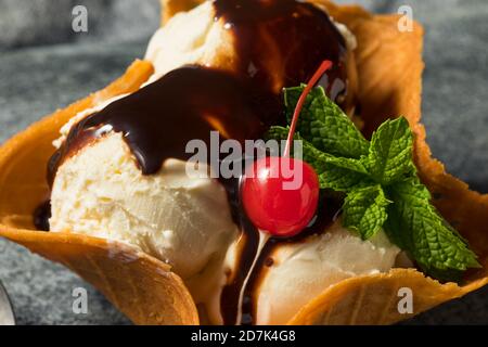 Sundae à la crème glacée maison avec bol à gaufres et chocolat Cerise Banque D'Images