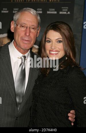 Henry Schleiff et Kimberly Guilfole Newsom assistent à la première du court TV film original 'The Exonerated' au Musée de la télévision et de la radio à New York le 25 janvier 2005. Crédit photo : Henry McGee/MediaPunch Banque D'Images