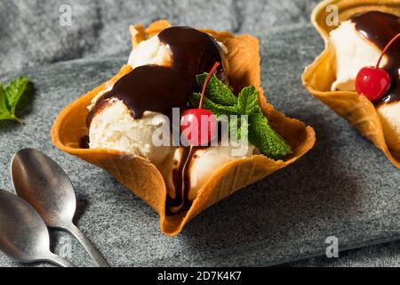 Sundae à la crème glacée maison avec bol à gaufres et chocolat Cerise Banque D'Images