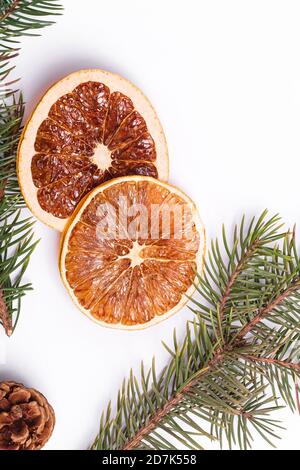 Composition de Noël avec tranches d'agrumes séchées, cônes de pin et branches de sapin, vue du dessus Banque D'Images