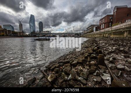 Vue sur la rive de la Tamise depuis l'estran pendant la marée basse révélant des vestiges et des jetsam des siècles passés, City of London, Angleterre, Royaume-Uni Banque D'Images