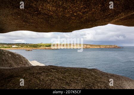 Rochers de granit altérés sur, Peninnis Head, St Mary's, Scilly Isles, en regardant vers Church Head. Banque D'Images