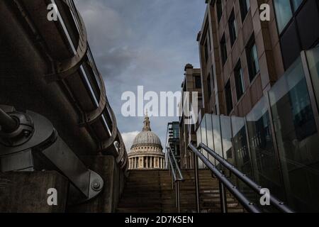 Cathédrale Saint-Paul, vue depuis les marches de l'approche jusqu'au pont du Millénaire, centre de Londres, Angleterre, Royaume-Uni Banque D'Images