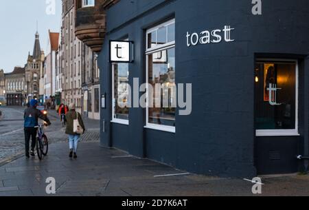 The Shore, Leith, Édimbourg, Écosse, Royaume-Uni, 23 octobre 2020. Bars et restaurants : de nombreux restaurants sont fermés car le gouvernement écossais étend les restrictions pendant la pandémie de Covid-19 pendant une troisième semaine, mais beaucoup sont encore ouverts pour servir des plats à emporter et de la bière. Toast, qui se décrit comme un café de vin, est ouvert aux clients assis à l'intérieur Banque D'Images