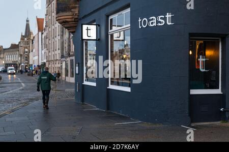 The Shore, Leith, Édimbourg, Écosse, Royaume-Uni, 23 octobre 2020. Bars et restaurants : de nombreux restaurants sont fermés car le gouvernement écossais étend les restrictions pendant la pandémie de Covid-19 pendant une troisième semaine, mais beaucoup sont encore ouverts pour servir des plats à emporter et de la bière. Toast, qui se décrit comme un café de vin, est ouvert aux clients assis à l'intérieur Banque D'Images