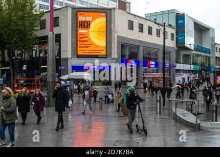 Foule de gens à Birmingham comme la ville est dans Alerte locale Covid niveau 2 élevé Banque D'Images