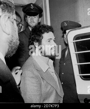 PETER SUTCLIFFE, RIPPER DU YORKSHIRE, QUITTE L'ÎLE DE WIGHT CROWN COUR DANS NEWPORT APRÈS AVOIR TÉMOIGNÉ CONTRE JAMES COSTELLO QUI A ÉTÉ ACCUSÉ DE L'ATTAQUER À LA PRISON 1983 DE PARKHURST Banque D'Images