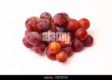 Délicieux raisins rouges sur fond blanc isolé Banque D'Images