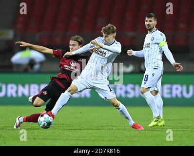 Nuremberg, Allemagne. 23 octobre 2020. Duels, duel Dominik Kother (KSC) contre Felix Lohkemper (1.FCN)/l. À droite : Jerome Gondorf (KSC). GES/football/2. Bundesliga: FC Nuremberg - Karlsruher SC, 23.10.2020 football: 2e ligue: Nuremberg vs Karlsruher SC, Nuremberg, 23 octobre 2020 | usage dans le monde crédit: dpa/Alay Live News Banque D'Images