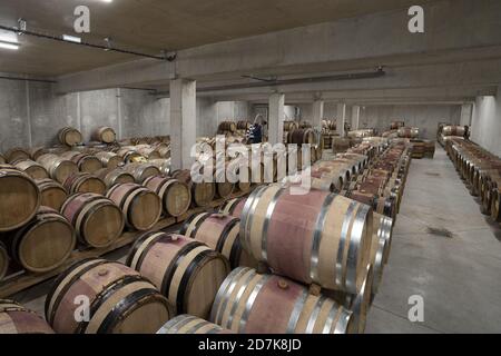 Cave à vin et fûts empilés dans une pièce jusqu'à l'âge Vin rouge en France Banque D'Images