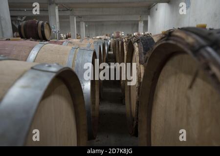 Beaucoup de baril en bois de vin aligné et empilé dans les rangs Une cave française Banque D'Images