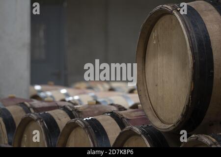 Gros plan sur des fûts de vin en bois alignés dans une cave à vin, en France Banque D'Images