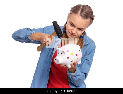 Belle adolescente tient une banque de piggy et un marteau dans ses mains, isolé sur fond blanc Banque D'Images