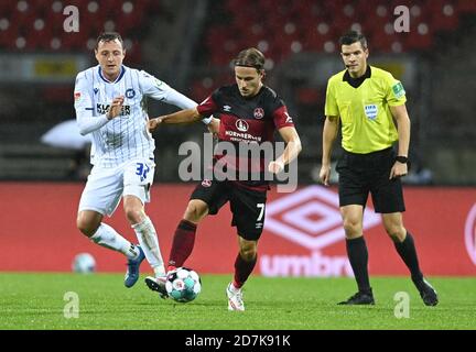 Nuremberg, Allemagne. 23 octobre 2020. Duels, duel Felix Lohkemper (1.FCN)/r contre Robin Bormuth (KSC). Arbitre Harm Osmers regarde la scène. GES/football/2. Bundesliga: FC Nuremberg - Karlsruher SC, 23.10.2020 football: 2e ligue: Nuremberg vs Karlsruher SC, Nuremberg, 23 octobre 2020 | usage dans le monde crédit: dpa/Alay Live News Banque D'Images