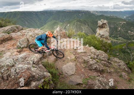 Un homme qui fait du vélo sur un sentier rocailleux étroit A Peña del aire Banque D'Images