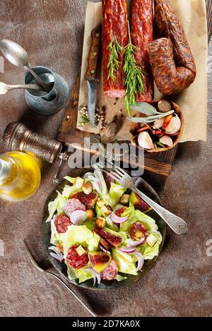 salade avec salami et figues fraîches sur l'assiette Banque D'Images