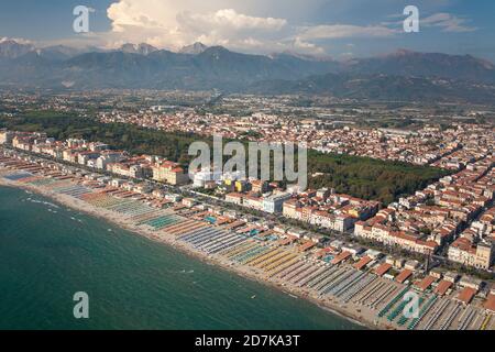 Vue aérienne sur la plage et la promenade de Viareggio Banque D'Images