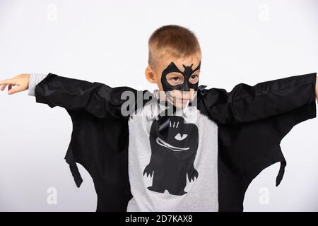 Un garçon de jardin d'enfants en costume de chauve-souris lors d'une fête d'Halloween avec une dame. Bonbons et vacances pour les enfants. Banque D'Images