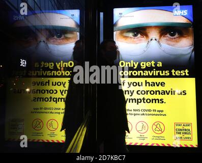 Un panneau d'information NHS Covid sur un abri de bus dans le centre de Londres. Un nouveau système à trois niveaux d'alerte pour l'Angleterre a été mis en place après la hausse des cas de coronavirus et des hospitalisations. Banque D'Images