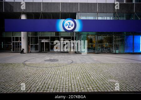 Varsovie, Pologne. 23 octobre 2020. Une succursale de la plus ancienne et la plus grande compagnie d'assurance de Pologne, PZU, est vue à Varsovie, Pologne, le 23 octobre 2020. Le gouvernement polonais a annoncé que de nouvelles restrictions seront mises en place samedi après que les nouveaux cas de coronavirus aient augmenté brusquement en quelques jours consécutifs. Les restaurants et les petits restaurants peuvent seulement fournir des commandes de plats à emporter pour les deux prochaines semaines et les écoles primaires vont passer à l'apprentissage à distance. (Photo de Jaap Arriens/Sipa USA) crédit: SIPA USA/Alay Live News Banque D'Images