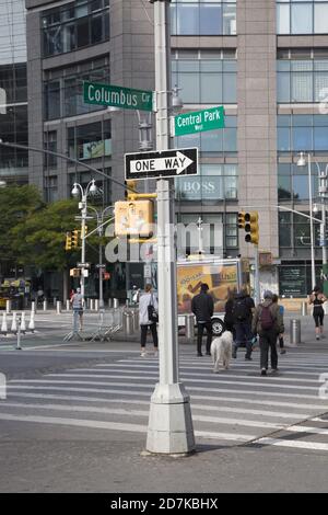 Angle de Columbus Circle et Central Park West au coin sud-ouest de Central Park, à Manhattan, New York. Banque D'Images