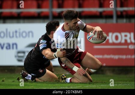 Oliver Gildart (à droite) de Wigan Warriors marque la septième tentative de jeu de son côté lors du match de la Super League de Betfred au stade totalement Wicked, St Helens. Banque D'Images