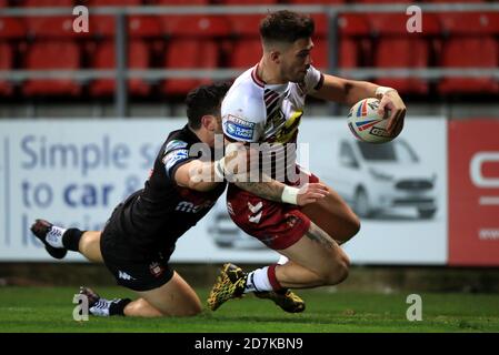 Oliver Gildart (à droite) de Wigan Warriors marque la septième tentative de jeu de son côté lors du match de la Super League de Betfred au stade totalement Wicked, St Helens. Banque D'Images