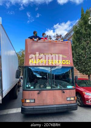 Bus pour célébrer la fête juive de Sukkos en diffusant de bonnes tidings conduit à travers le quartier de Kensington de Brooklyn, New York. Banque D'Images