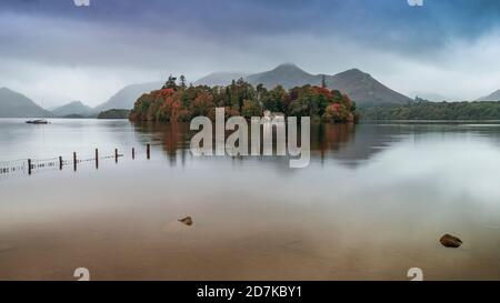 Belle image de paysage de Derwentwater dans English Lake District pendant Matin de la fin de l'été avec de l'eau et des montagnes brumeuses Banque D'Images