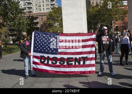 Les hommes marchent avec les femmes dans de nombreuses villes à travers le monde lors d'une Marche intrnationale des femmes le 17 octobre 2020 parlant pour les droits des femmes ainsi que toutes les formes d'injustice dans le monde. (Ville de New York) Banque D'Images