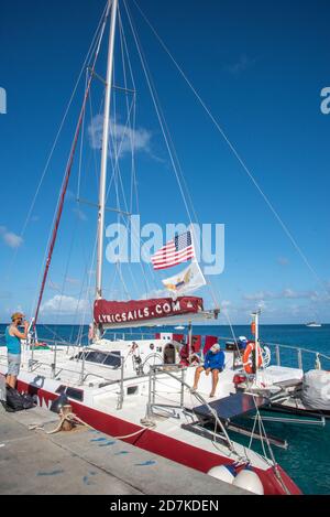 Frederiksted, Sainte-Croix, Îles Vierges américaines-17 février 2020: Bateau à voile Jolly mon se préparant à naviguer dans la mer des Caraïbes au large de la côte de Sainte-Croix Banque D'Images