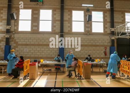 23 octobre 2020: 23 octobre 2020 (Almachar, Malaga) environ 300 habitants de la ville Axarchic ont aujourd'hui subi un dépistage massif pour détecter d'éventuels cas positifs de Covid-19. Des tests rapides d'antigène ont été effectués pour faire un échantillon aléatoire choisi selon les critères épidémiologiques de l'incidence de la maladie et représentatif de la population. Pour ces tests, on utilise des tests d'antigène, qui sont comparables en capacité de diagnostic à la PCR et permettent de connaître le résultat dans environ 15 minutes crédit: Lorenzo Carnero/ZUMA Wire/Alay Live News Banque D'Images