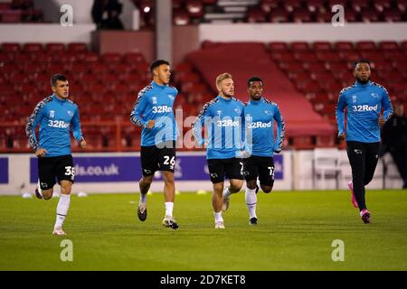 Jason Knight, Lee Buchanan, Kamil Jozwiak, Nathan Byrne et Colin Kazim-Richards du comté de Derby se sont réchauffés avant le match du championnat Sky Bet au City Ground, à Nottingham. Banque D'Images